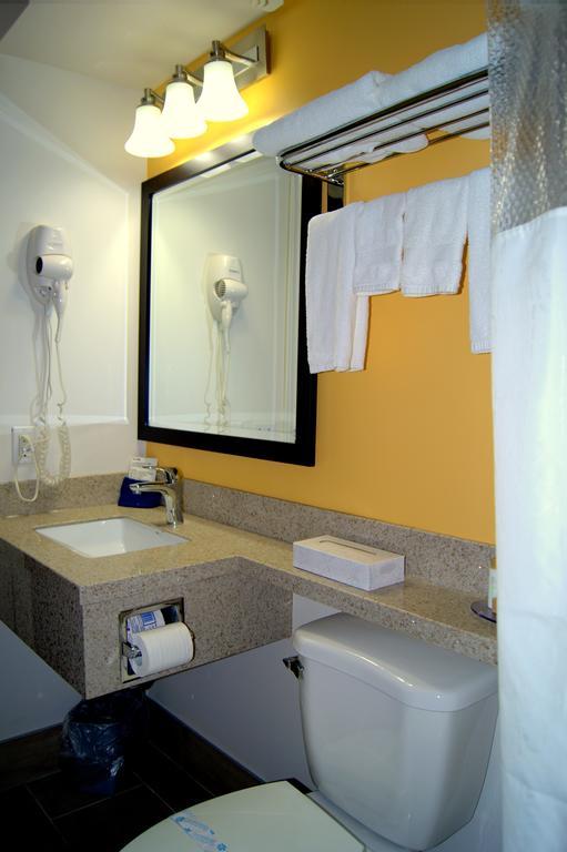 Bay Hill Inns & Suites Neepawa Екстер'єр фото