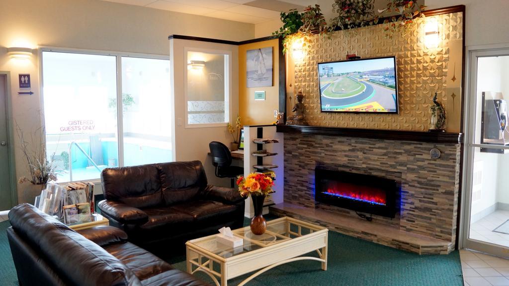 Bay Hill Inns & Suites Neepawa Екстер'єр фото