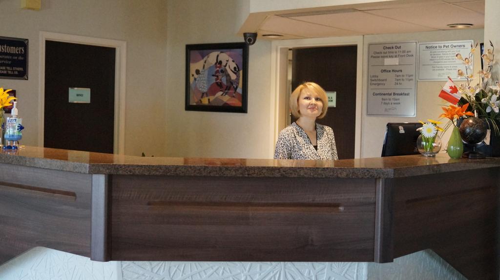 Bay Hill Inns & Suites Neepawa Екстер'єр фото