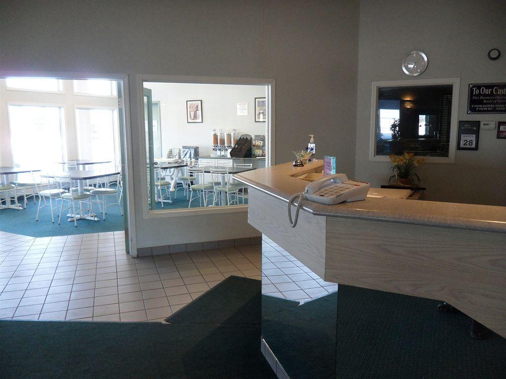 Bay Hill Inns & Suites Neepawa Екстер'єр фото