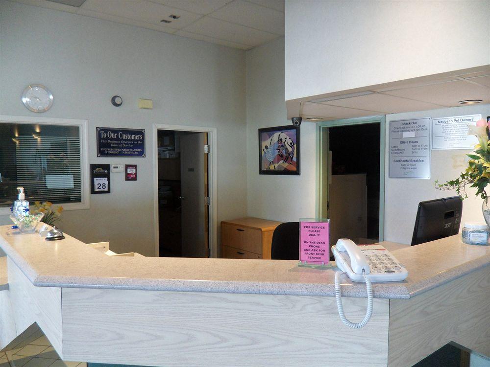 Bay Hill Inns & Suites Neepawa Екстер'єр фото