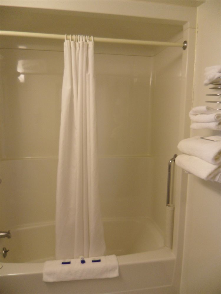 Bay Hill Inns & Suites Neepawa Екстер'єр фото
