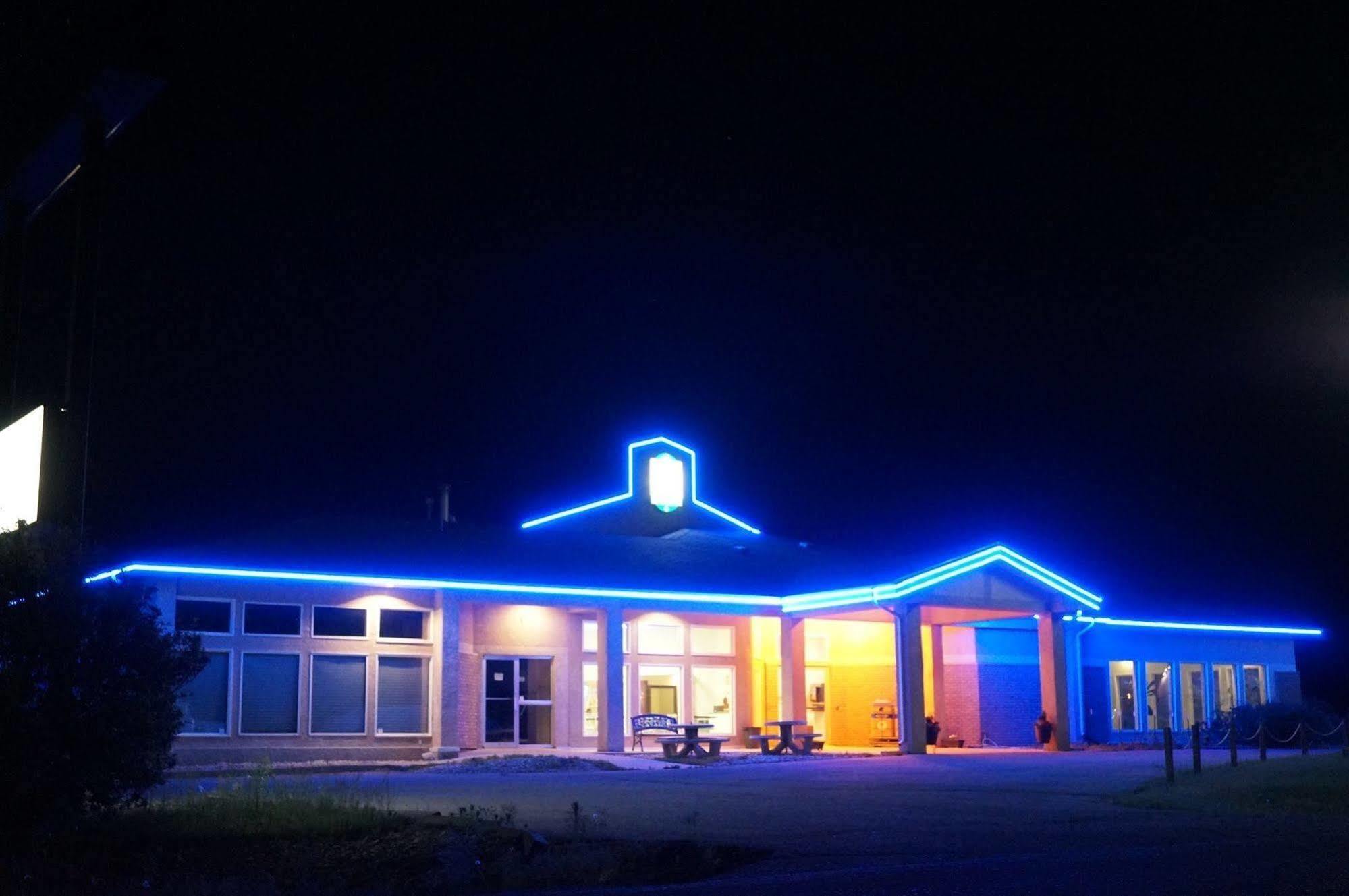 Bay Hill Inns & Suites Neepawa Екстер'єр фото