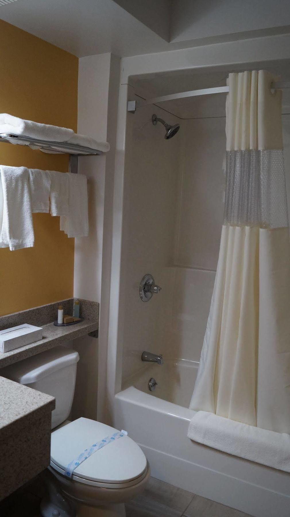 Bay Hill Inns & Suites Neepawa Екстер'єр фото