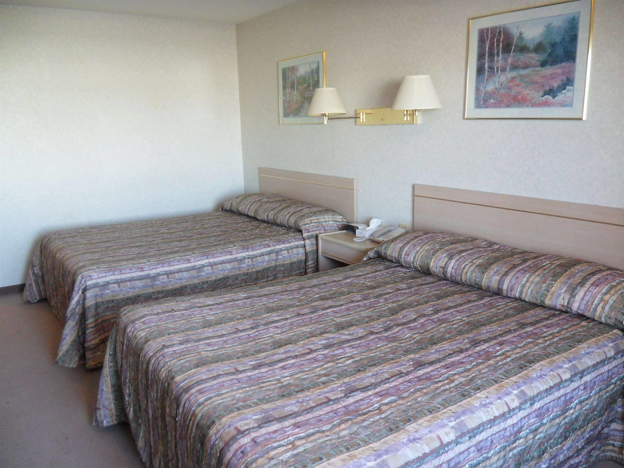 Bay Hill Inns & Suites Neepawa Екстер'єр фото