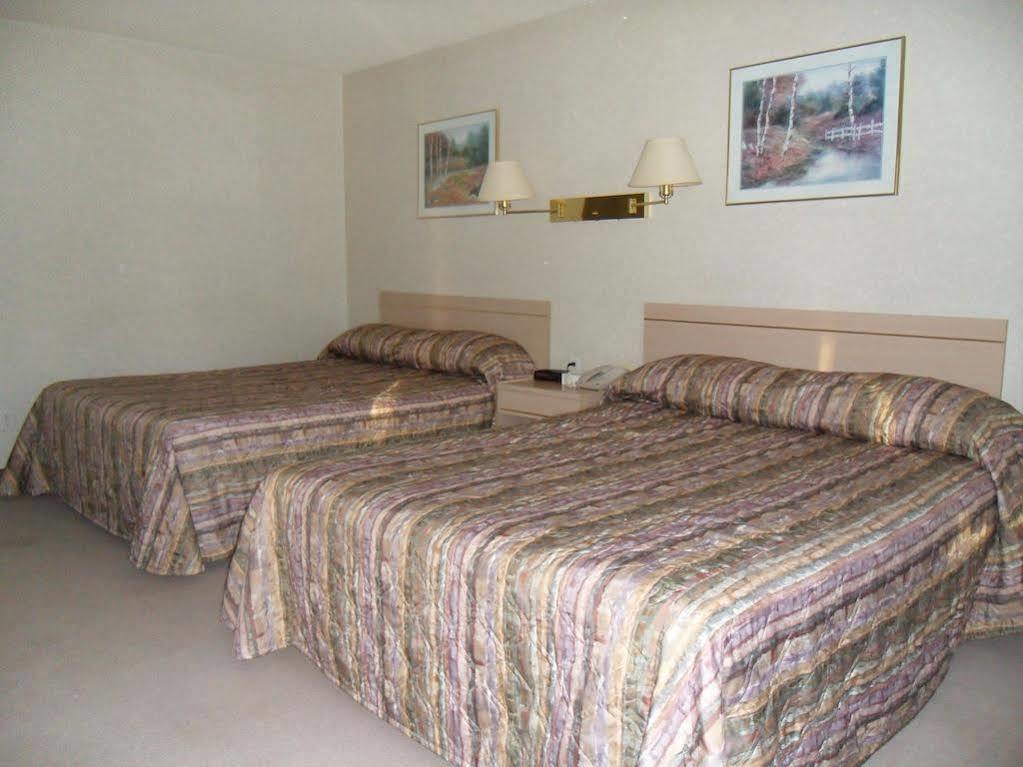 Bay Hill Inns & Suites Neepawa Екстер'єр фото
