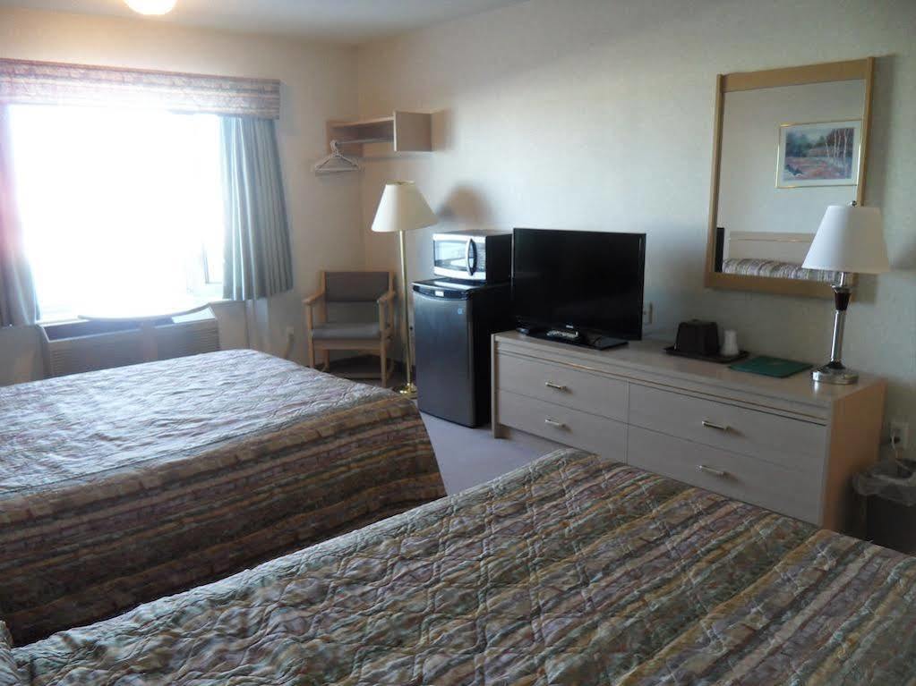 Bay Hill Inns & Suites Neepawa Екстер'єр фото