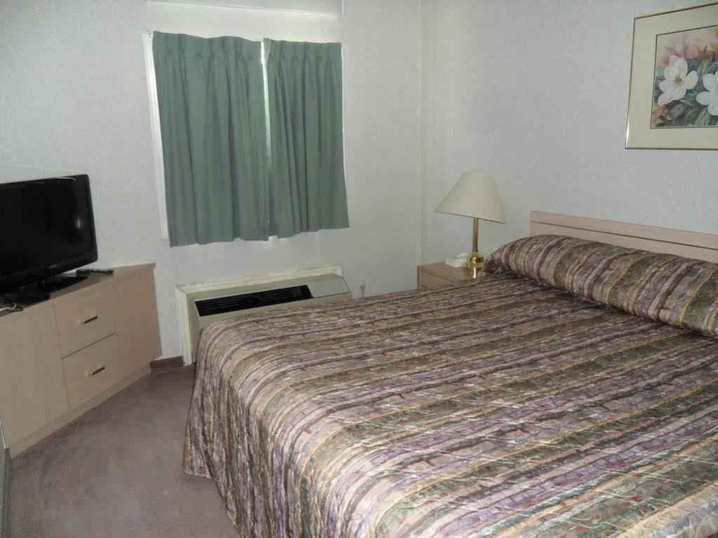 Bay Hill Inns & Suites Neepawa Екстер'єр фото