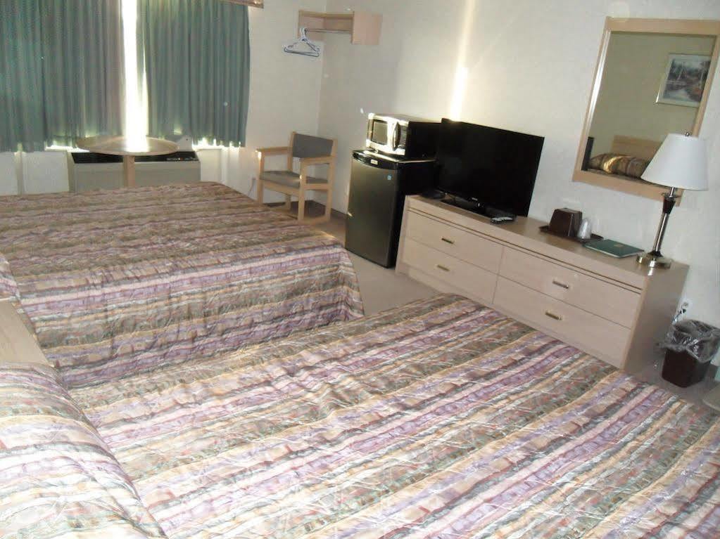 Bay Hill Inns & Suites Neepawa Екстер'єр фото