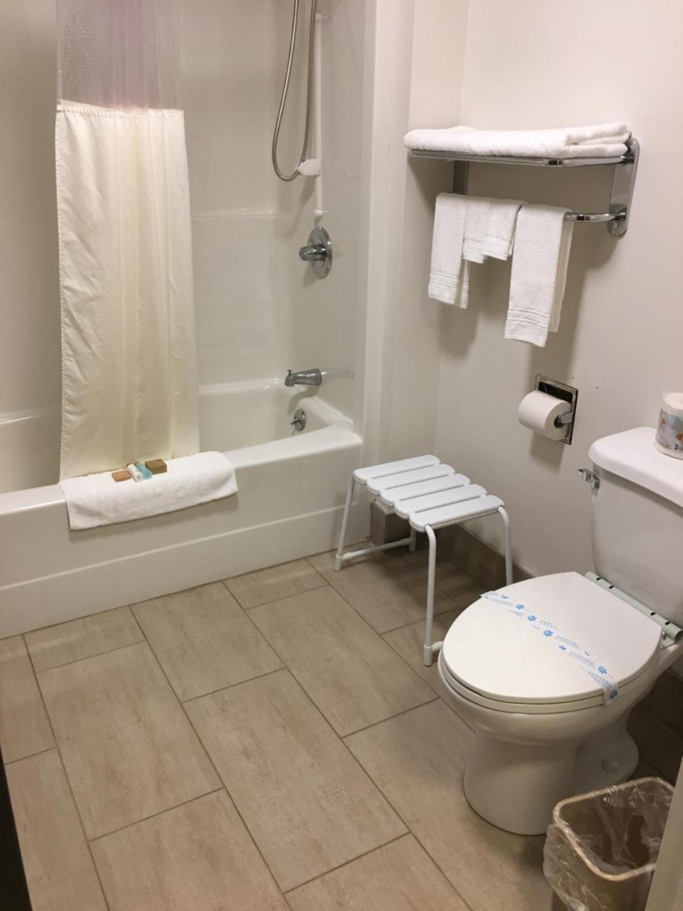 Bay Hill Inns & Suites Neepawa Екстер'єр фото