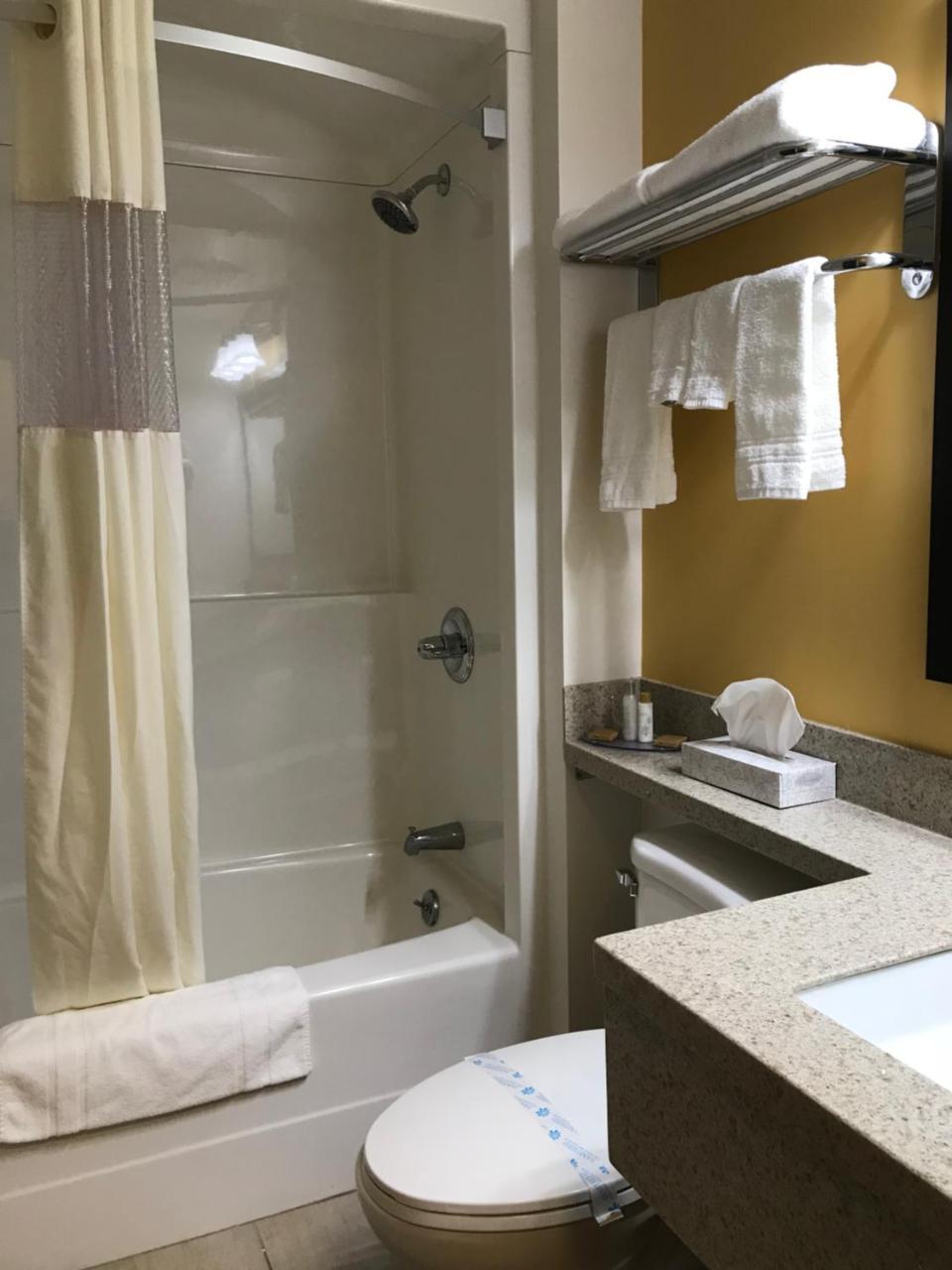 Bay Hill Inns & Suites Neepawa Екстер'єр фото
