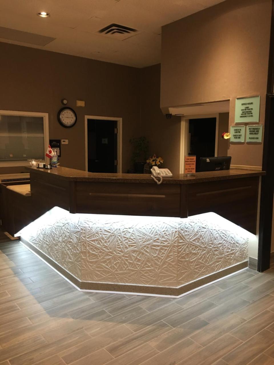 Bay Hill Inns & Suites Neepawa Екстер'єр фото