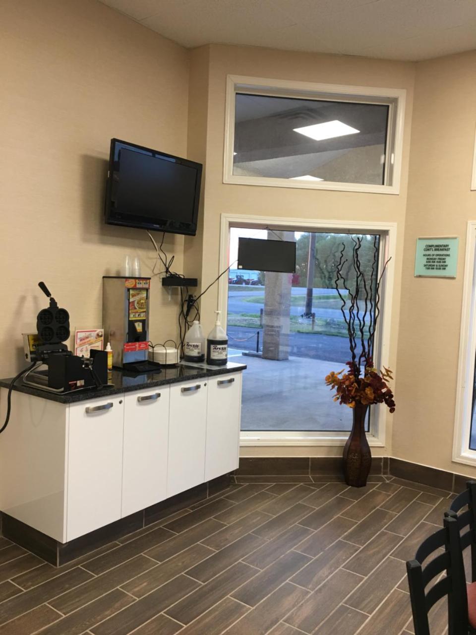 Bay Hill Inns & Suites Neepawa Екстер'єр фото