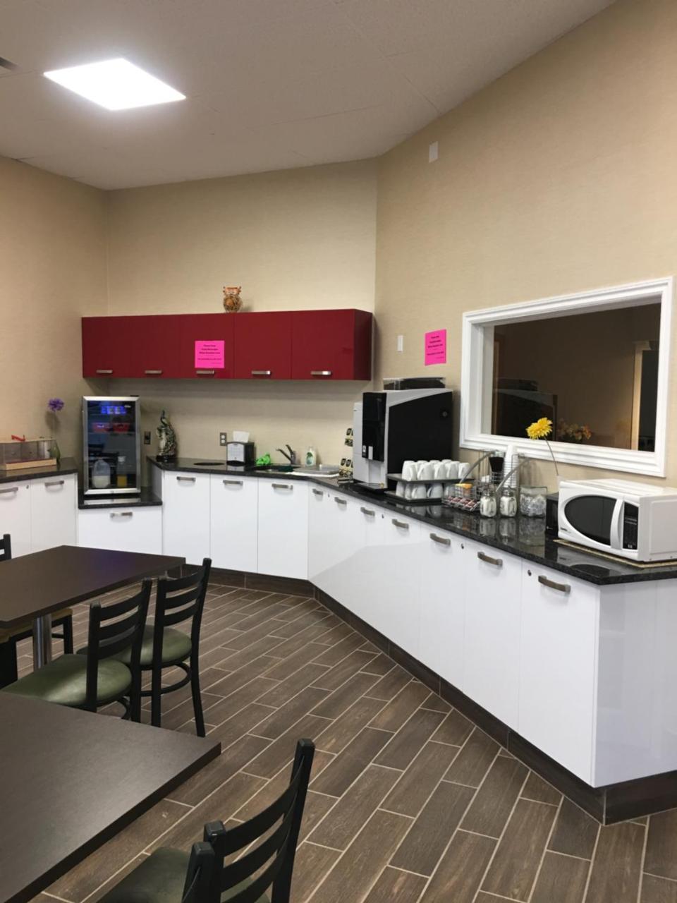 Bay Hill Inns & Suites Neepawa Екстер'єр фото