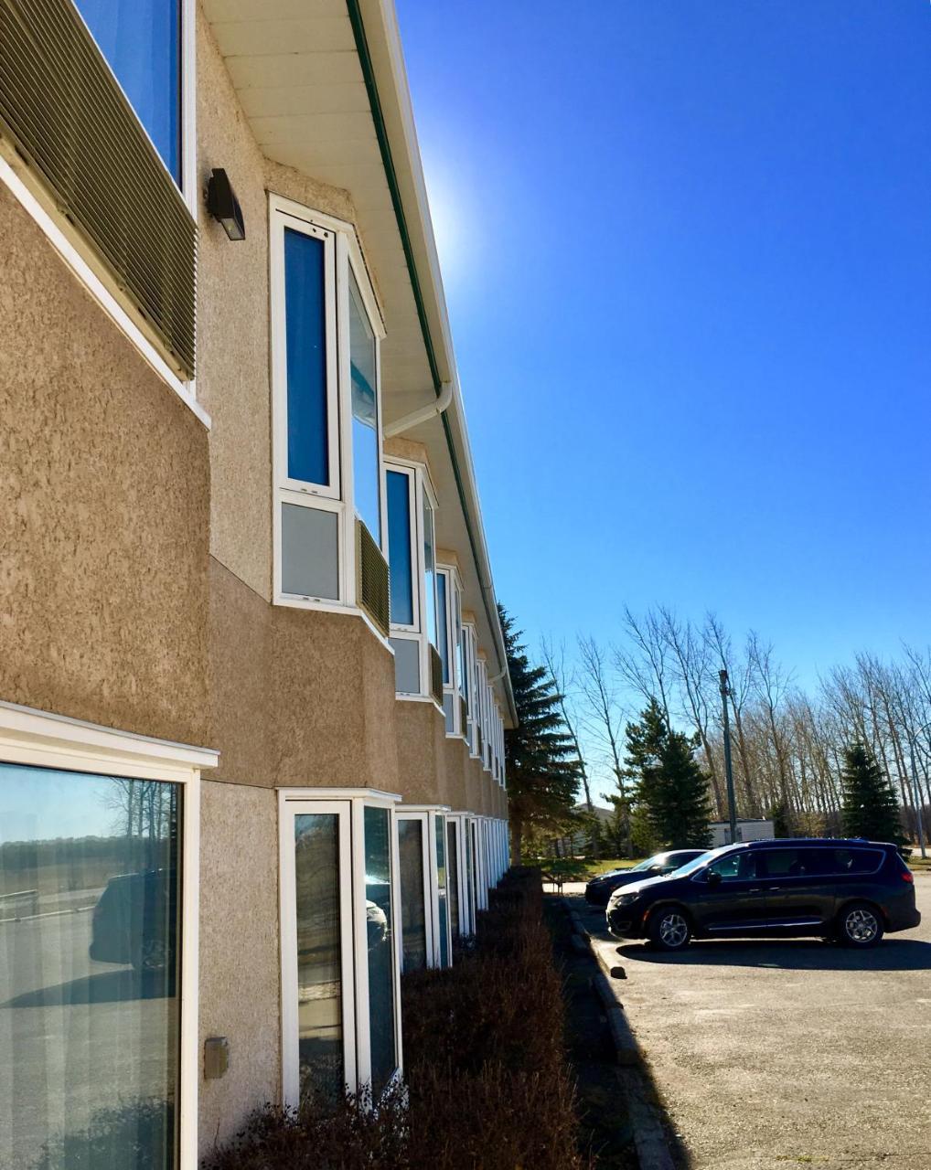 Bay Hill Inns & Suites Neepawa Екстер'єр фото